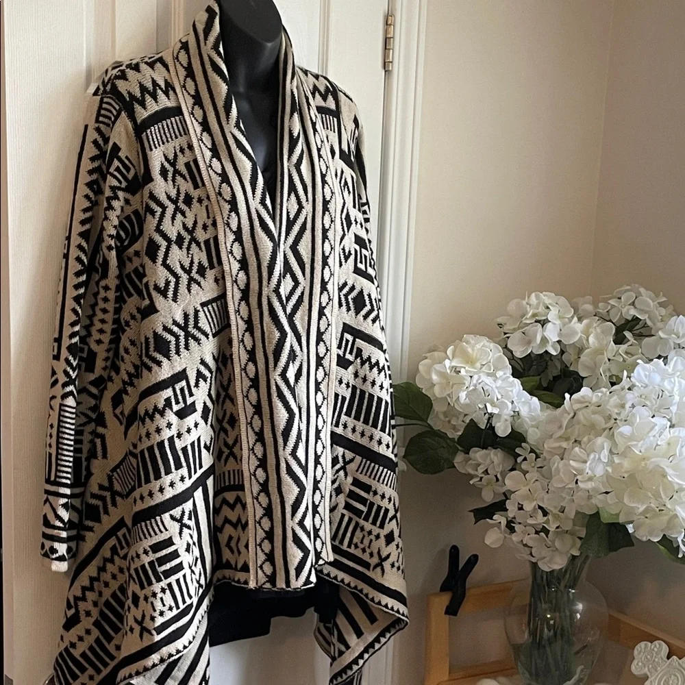 Black and Cream Patterned Open-Front Women’s Sweater - Picture 2 of 9